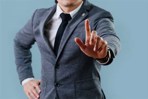 Foto: Person mit ausgestrecktem Finger und Krawatte