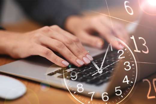 Foto: Hände tippen auf Laptop Tastatur