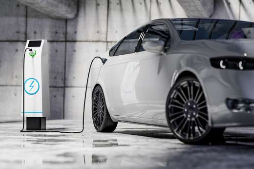 Foto: Elektroauto mit Ladesäule